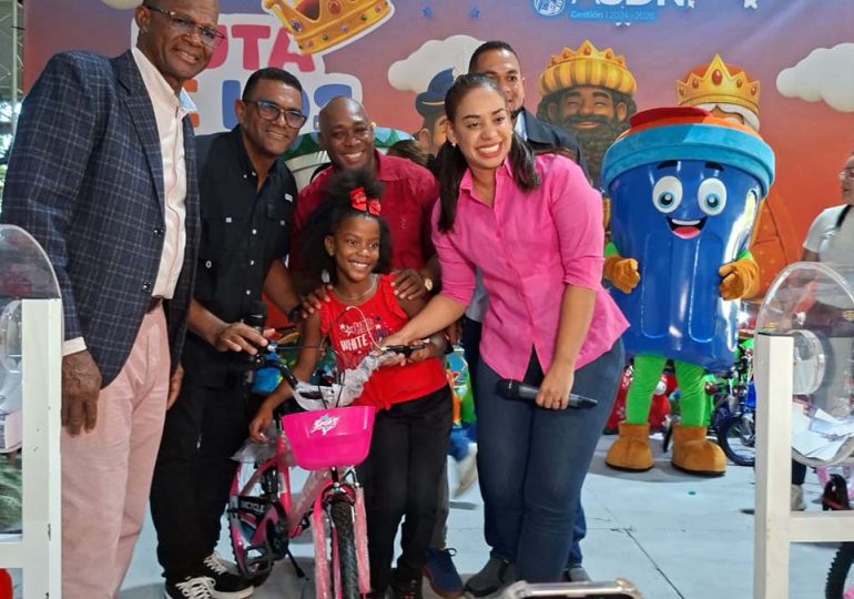 Video | Betty Gerónimo entrega juguetes a miles de niños en Santo Domingo Norte por Día de Reyes