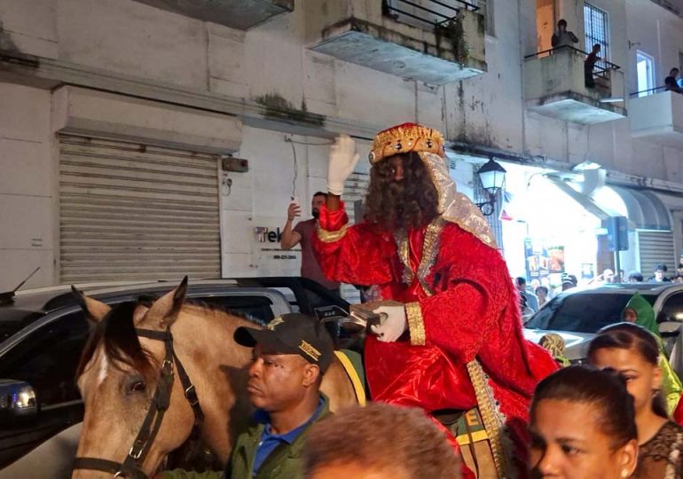 Video | Bomberos del Distrito Nacional realizan tradicional desfile de los Reyes Magos