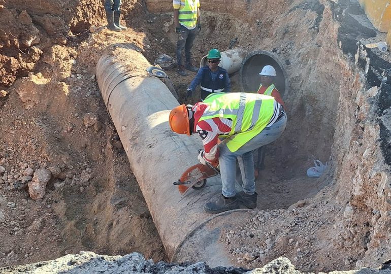 Video | CAASD reitera que este martes concluyen los trabajos de interconexión de tuberías en Plaza de la Bandera; hay residenciales afectados