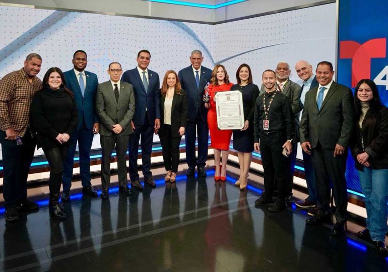 Carlos Gómez encabeza reconocimiento del Senado a Telemundo en Nueva York