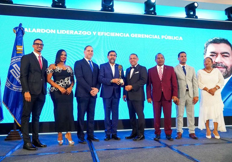 Video | Director ejecutivo del INDRHI, Olmedo Caba Romano, recibe máximo galardón de liderazgo y eficiencia gerencial pública del CODIA