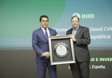 BHD reconoce a David Collado durante el III Foro BHD de Turismo e Inversión en España