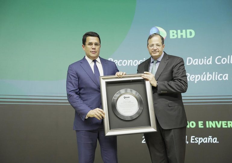 BHD reconoce a David Collado durante el III Foro BHD de Turismo e Inversión en España
