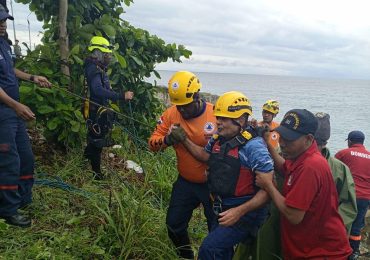 Defensa Civil y bomberos rescatan con vida a pescador en Santo Domingo Este