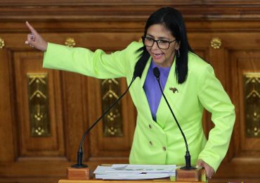 Delcy Rodríguez pide diálogo sin "órdenes externas" en día conmemorativo de la democracia