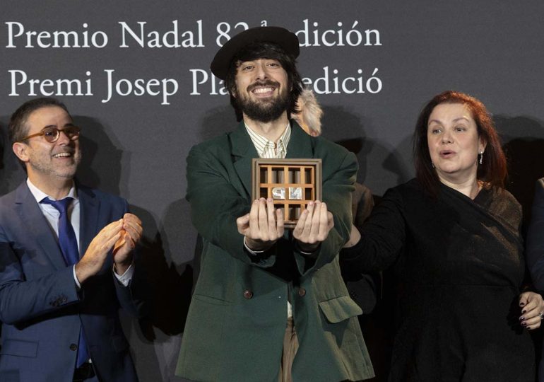 El escritor David Uclés gana el 82º Premio Nadal con 'La ciudad de las luces muertas'