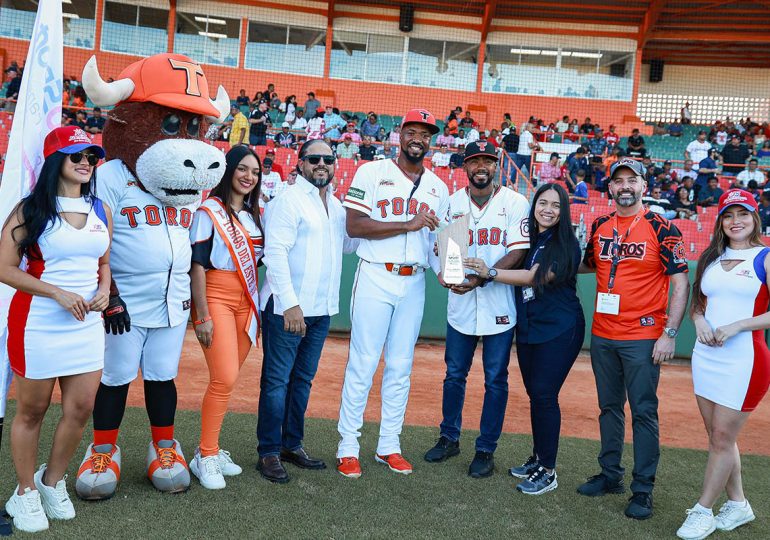 Video | Eloy Jiménez recibe el premio Jugador Más Valioso del Round Robin