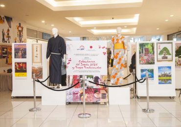 Embajada de Japón inaugura exposición de calendarios 2026 y trajes tradicionales