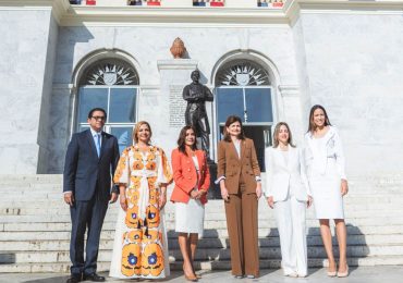 Embajadora de Estados Unidos y vicepresidenta Raquel Peña visitan el Monumento a los Héroes de la Restauración en Santiago