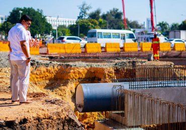 Video | Fellito Suberví recibe trabajos de empalme de tuberías en la avenida Gregorio Luperón