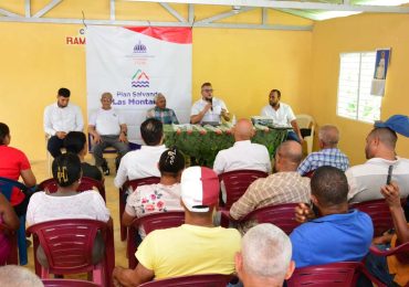 Hecmilio Galvan apoya agricultores de la provincia Duarte