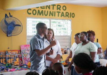 Miguel Fortunato entrega juguetes a 200 niños del sector Pumac en San Felipe, Villa Mella