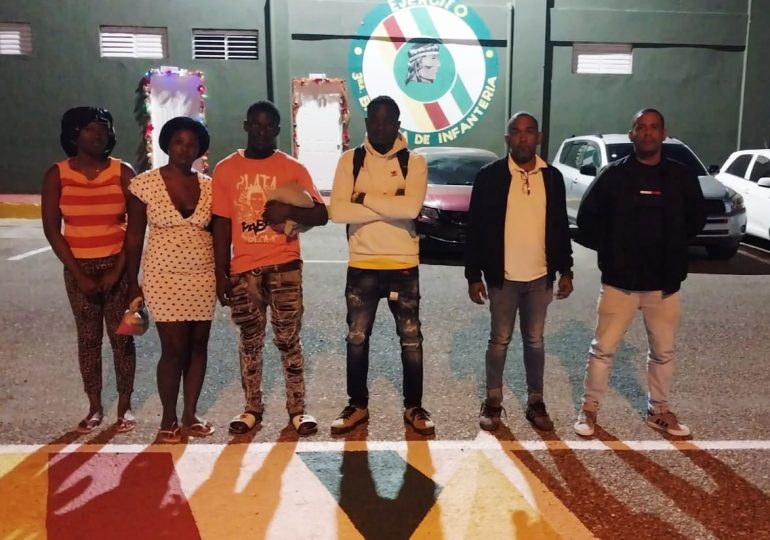 Ejército detiene chofer y cobrador de autobús sorprendidos transportando extranjeros indocumentados en San Juan de la Maguana