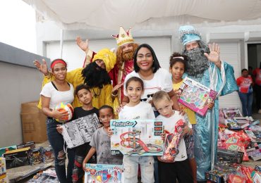 Diputada Leyvi  Bautista celebra el Día de Reyes con entrega de juguetes  en SDO