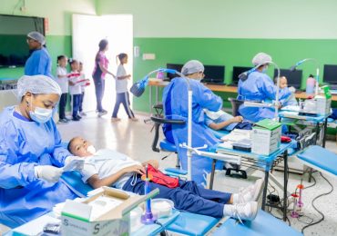 INABIE supera los 1,000 millones de raciones alimenticias y brinda atención en salud a más de 311,000 estudiantes en 2025