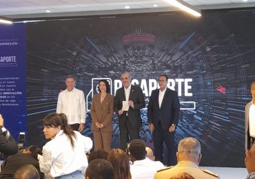 Presidente Abinader recibe primer Pasaporte Electrónico Dominicano