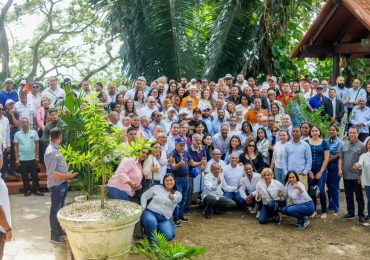 Carolina Mejía recibe contundente apoyo en Santiago