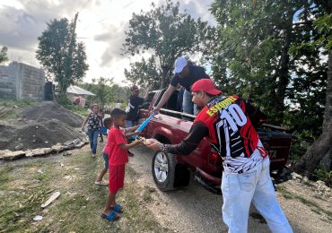 Payano Producciones entrega juguetes a niños de Los Moluses, Jamao al Norte