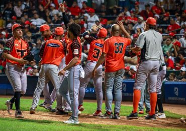 Toros remontan en el noveno y ganan su primero de la Serie Final