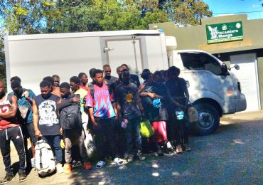 Video: Ejército intercepta camión con 22 haitianos indocumentados ocultos en Montecristi