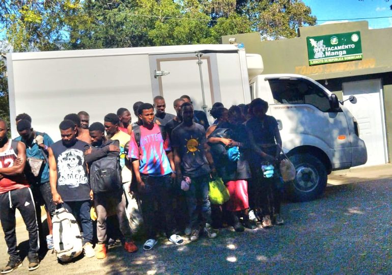 Video: Ejército intercepta camión con 22 haitianos indocumentados ocultos en Montecristi