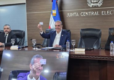JCE entrega primera cédula de identidad y electoral al presidente Abinader