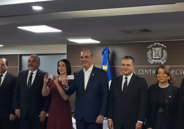 Abinader y Raquel Arbaje reciben su nueva cédula de identidad y electoral