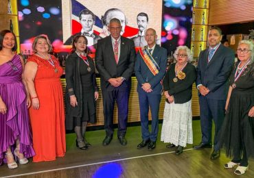 Instituto Duartiano reconoce al cónsul Jesús Vásquez Martínez en gala patriótica por el 213 aniversario del natalicio de Juan Pablo Duarte