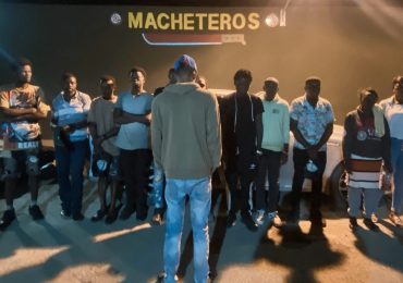 Video: Ejército presenta ante el Ministerio Público a dos conductores detenidos con haitianos indocumentados en Valverde