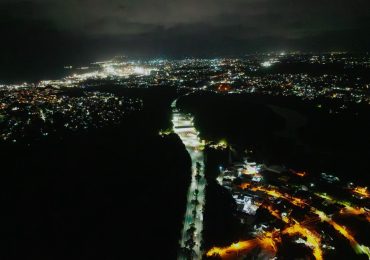 RD Vial refuerza la iluminación vial en la región Sur conla instalación de lámparas solares LED