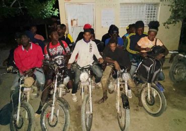 Video | Interceptan dominicanos que transportaban indocumentados en motocicletas en Dajabón