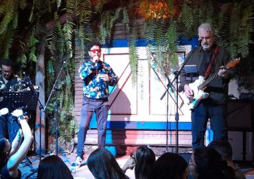 Video | "Janio le canta a Janio", así inicia Janio Lora su concierto en Casa de Teatro