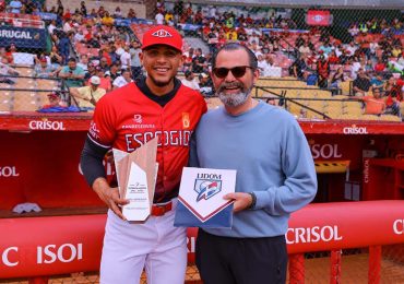 LIDOM entrega premio Caballero del Año a Erik González