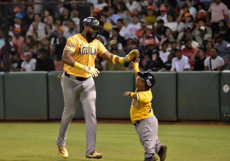 Las Águilas siguen vivas, Toros ponen juego bajo protesta