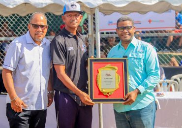 Liga Calcaño reconoce a Robert Polanco durante torneo infantil de béisbol en Santo Domingo Oeste