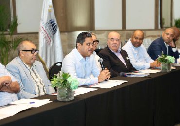 Ministro Kelvin Cruz presenta programa de eventos deportivos 2026 ante líderes de la prensa especializada
