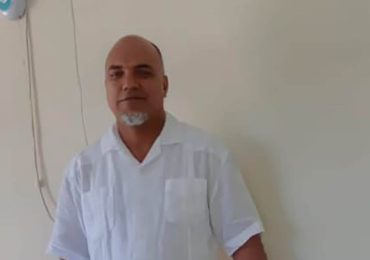 Familiares denuncian falta de apoyo oficial en la búsqueda de pescador desaparecido en el Malecón de Santo Domingo