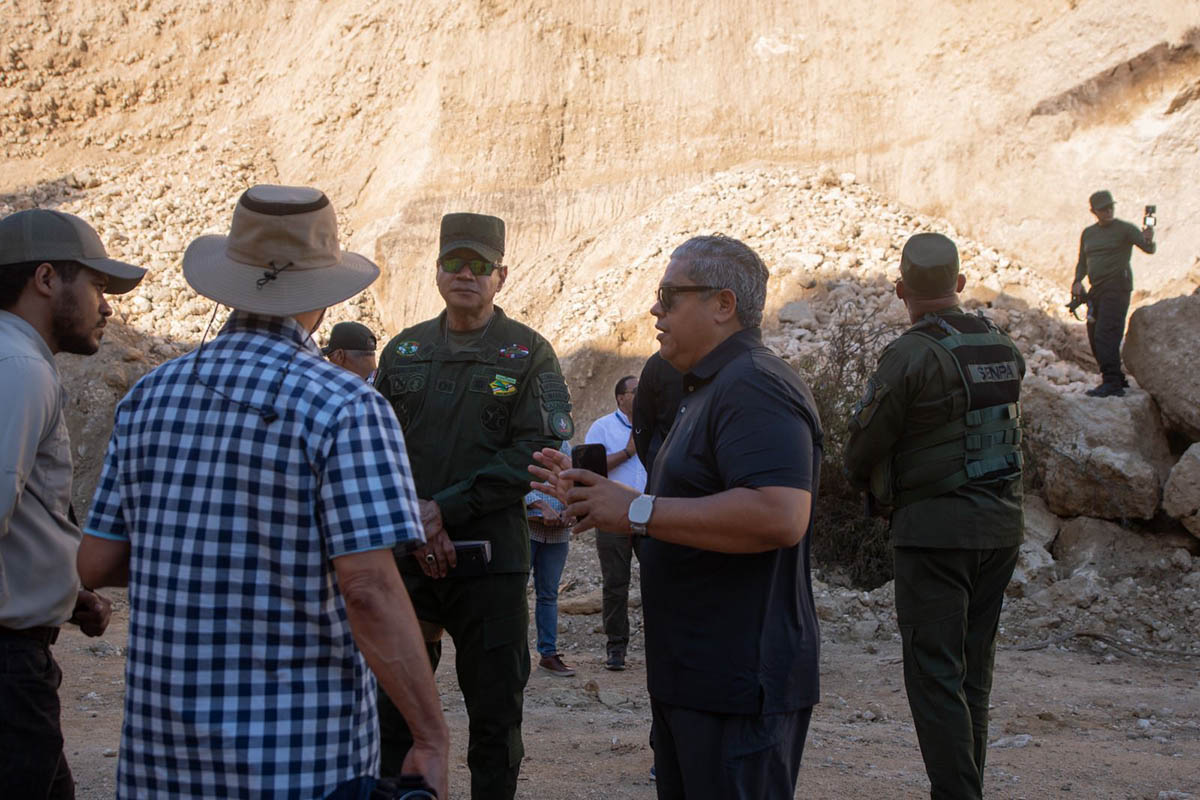 Video | Medio Ambiente interviene mina de agregados en Nigua por operar ilegalmente tras cierre de forma definitiva