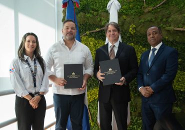 Medio Ambiente y Costasur Dominicana firman acuerdo para el manejo de operaciones de turismo sostenible en el Monumento Natural Isla Catalina
