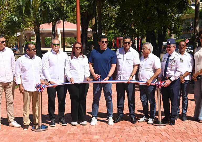 Ministro Collado inaugura reconstruido parque Duarte y su entorno en Samaná