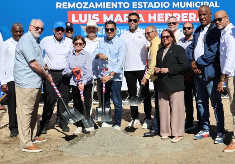 Video | Ministro de Deportes da primer picazo para remodelación de estadio en Baní con inversión de 25 millones