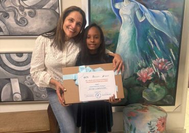 Dos niñas del Taller de Artes Alma Vásquez ganan premio nacional Pinta la Navidad Dominicana