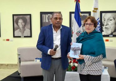 Presentan libro que recoge el legado espiritual del Maestro Devanand