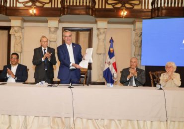 Presidente Abinader aprueba reglamento de aplicación de la Ley 47-25 de Contrataciones Públicas