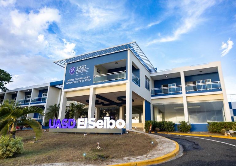 Presidente Abinader continúa expansión de la UASD durante el acto en El Seibo