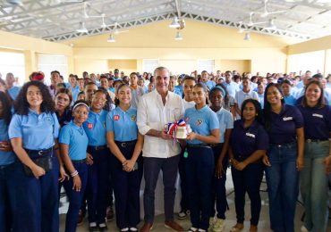Video | Presidente Abinader impulsa a estudiantes de Neiba a aprovechar las becas que ofrece el gobierno para su formación universitaria