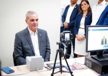 Presidente Abinader recibe el primer pasaporte electrónico marcando un hito en la modernización de la República Dominicana