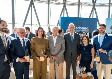 Presidente del Senado, Ricardo de los Santos, recibe reconocimiento de ADOTURD por su apoyo al deporte dominicano