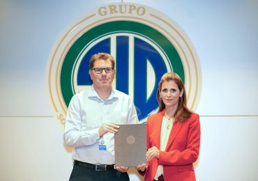 Grupo SID y escuela de negocios española firman acuerdo para otorgar becas a colaboradores