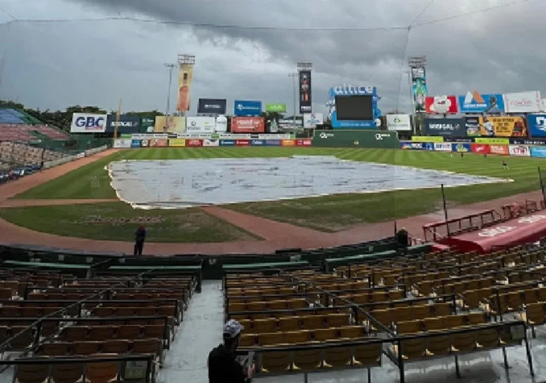 Video | Lluvia tiene en suspenso tercer juego Serie Final en el Estadio Quisqueya